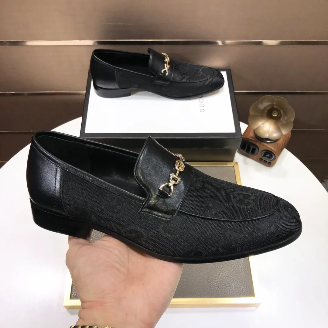 Factory batch 500💰Italy’s top luxury men’s shoe giant (GUCCI) (Gucci) (full cowhide lining) new arrival🍃Original European style🔰 Pleasant to the eye😍In order to make the shoes more durable and non-deformable🌀The production continues to follow traditional methods but there is still no lack of innovation💪The original sheepskin is selected for the leather♻️Smooth, natural and extra bright⭐Made of imported cowhide The rich man’s first choice 38-45 (45 customized)